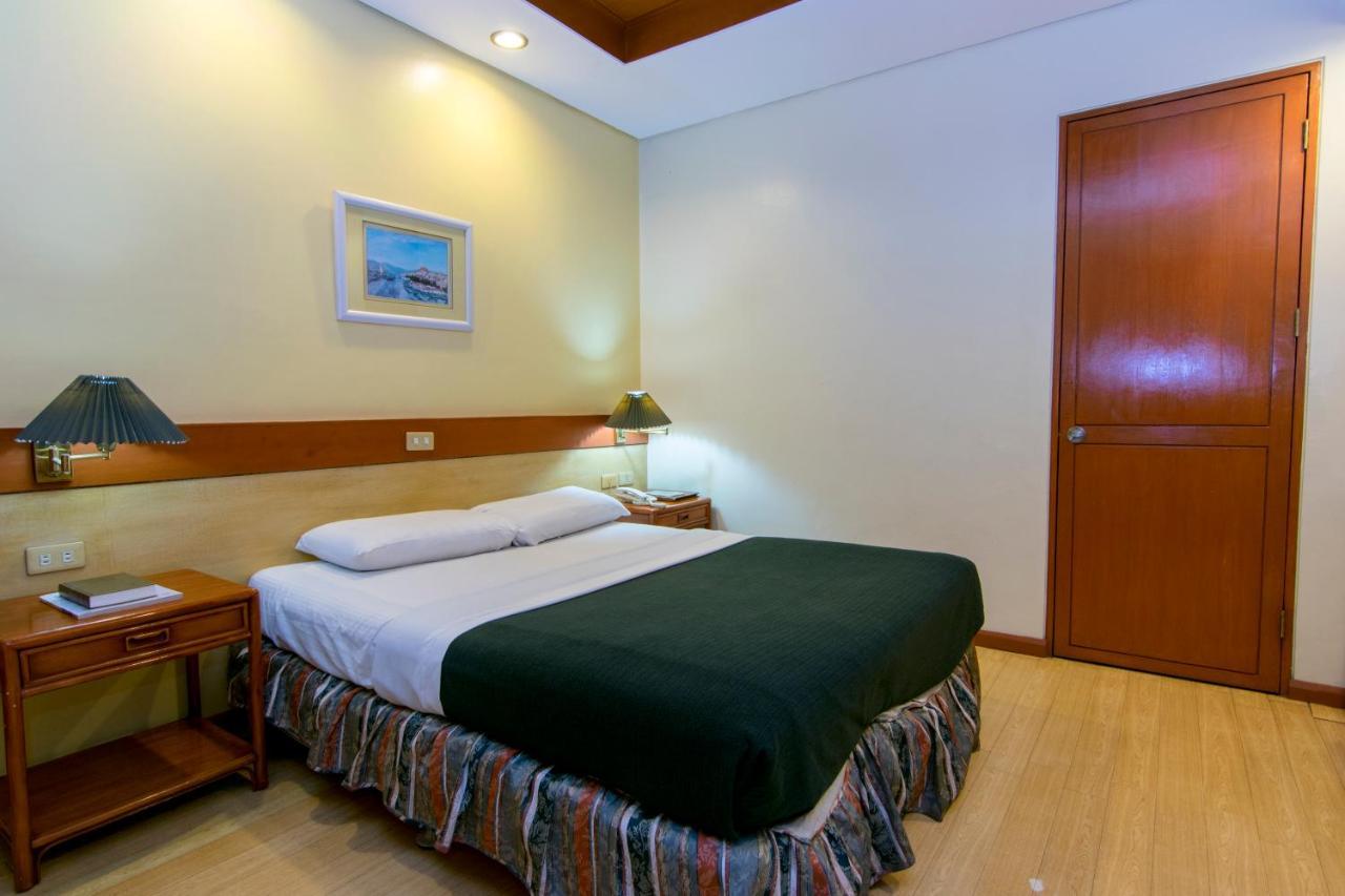 The Manor Hotel Davao Bagian luar foto