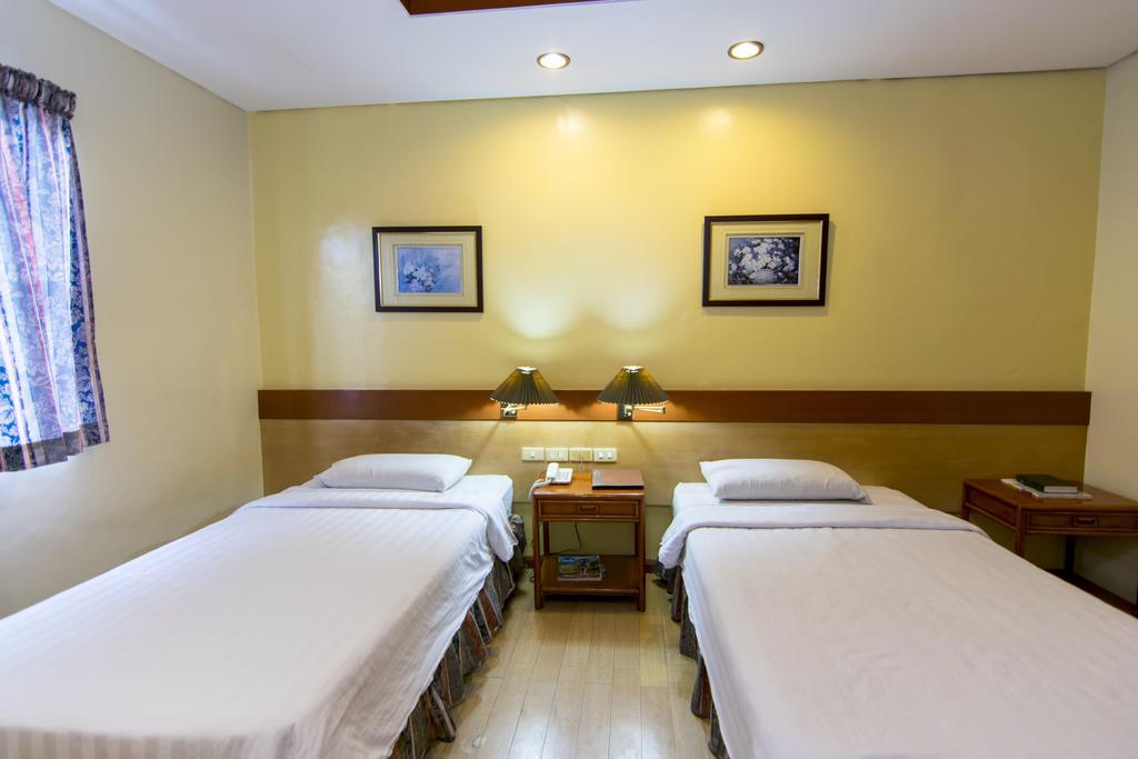 The Manor Hotel Davao Bagian luar foto