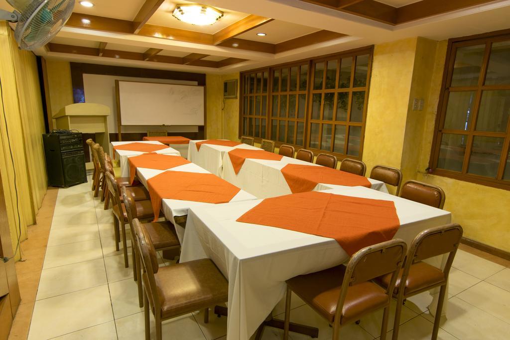 The Manor Hotel Davao Bagian luar foto