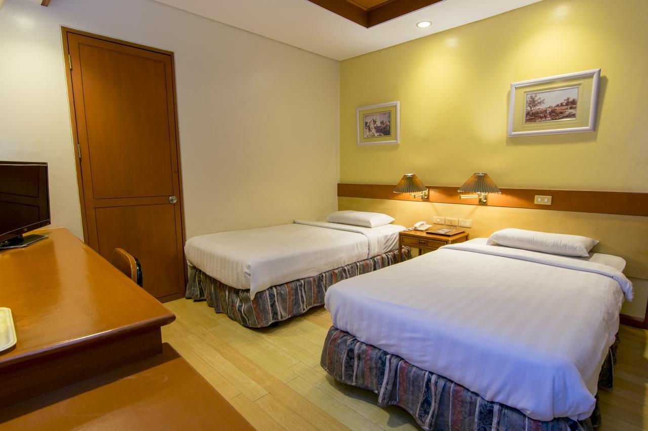 The Manor Hotel Davao Bagian luar foto