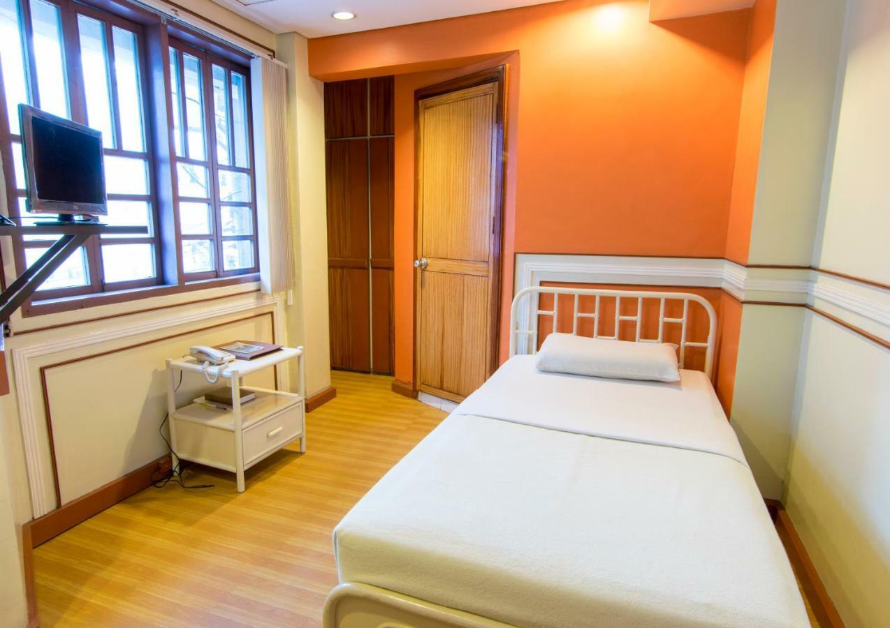 The Manor Hotel Davao Bagian luar foto